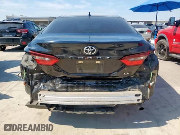 2021 Toyota Camry LE z VIN 4T1C11AK8MU586490, wystawiony jako Copart lot #81323625 z przebiegiem 70 716 mil mil oraz Szkoda całkowita • Salvage title. Historia ofert i sprzedaży dostępna na DreamBid. Obrazek 6.