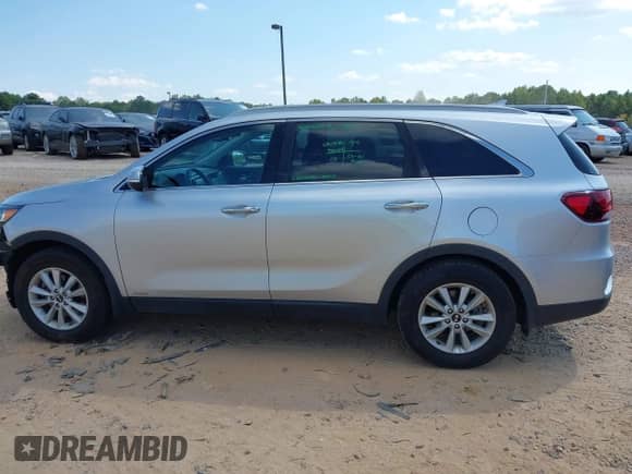 2019 Kia Sorento LX z VIN 5XYPGDA34KG437524, wystawiony jako IAAI lot #43227964 z przebiegiem 124 831 mil mil oraz . Historia ofert i sprzedaży dostępna na DreamBid. Obrazek 14.