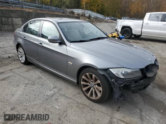 2011 BMW 3 Series 328i xDrive z VIN WBAPK5G54BNN25475, wystawiony jako Copart lot #90435055 z przebiegiem 97 946 mil mil oraz Szkoda całkowita • Salvage title. Historia ofert i sprzedaży dostępna na DreamBid. Obrazek 4.