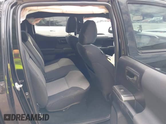 2023 Toyota Tacoma SR z VIN 3TMCZ5AN2PM585925, wystawiony jako IAAI lot #43009810 z przebiegiem 43 671 mil mil oraz . Historia ofert i sprzedaży dostępna na DreamBid. Obrazek 8.