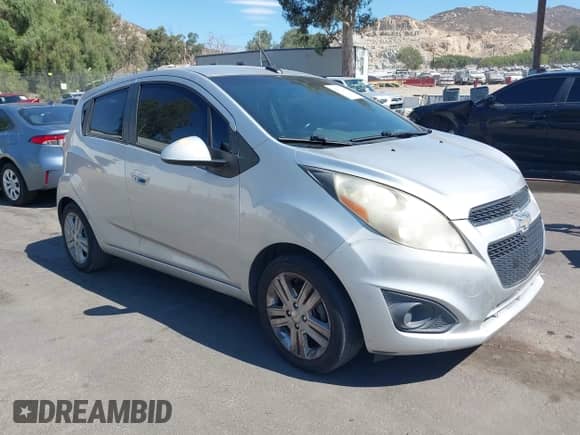 2013 Chevrolet Spark LT z VIN KL8CD6S94DC601635, wystawiony jako IAAI lot #42702116 z przebiegiem 142 353 mil mil oraz . Historia ofert i sprzedaży dostępna na DreamBid. Obrazek 1.