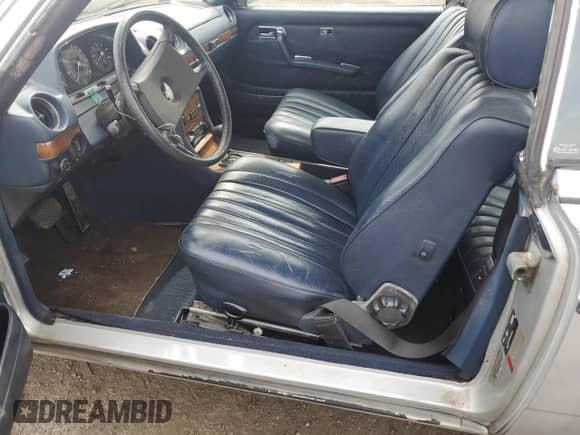 1982 Mercedes-Benz 300 z VIN WDBAB53A2CB000735, wystawiony jako Copart lot #55558185 z przebiegiem 176 245 mil mil oraz Czysty tytuł • Clean title. Historia ofert i sprzedaży dostępna na DreamBid. Obrazek 7.