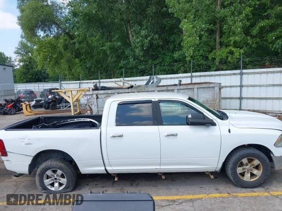 2016 Ram 1500 Outdoorsman z VIN 1C6RR7TM7GS326050, wystawiony jako IAAI lot #42678281 z przebiegiem 153 750 mil mil oraz . Historia ofert i sprzedaży dostępna na DreamBid. Obrazek 13.