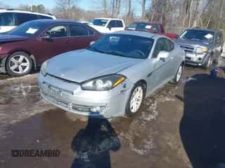2008 Hyundai Tiburon GS с VIN KMHHM66D58U275433, выставлен на аукционе IAAI как лот 41325486 с пробегом 266 121 миль миль и . История ставок и продаж доступна на DreamBid. Изображение 2.