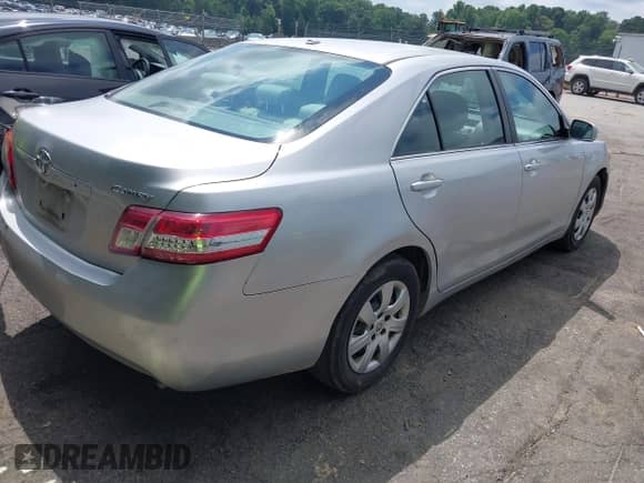 2011 Toyota Camry LE z VIN 4T1BF3EK5BU635161, wystawiony jako IAAI lot #42724449 z przebiegiem 192 591 mil mil oraz . Historia ofert i sprzedaży dostępna na DreamBid. Obrazek 4.
