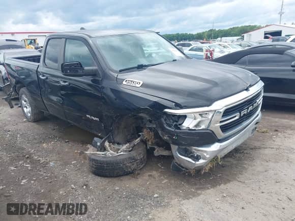 2020 Ram 1500 Big Horn z VIN 1C6RREBT4LN209998, wystawiony jako IAAI lot #42383891 z przebiegiem 67 555 mil mil oraz . Historia ofert i sprzedaży dostępna na DreamBid. Obrazek 1.