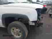 2003 Chevrolet Silverado 2500HD LT z VIN 1GCHK29U23E116984, wystawiony jako IAAI lot #43217859 z przebiegiem 265 239 mil mil oraz . Historia ofert i sprzedaży dostępna na DreamBid. Obrazek 18.