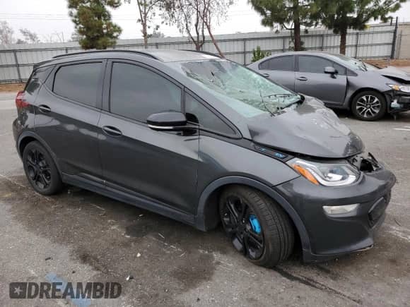 2017 Chevrolet Bolt EV Premier z VIN 1G1FX6S02H4140974, wystawiony jako Copart lot #69942603 z przebiegiem 107 935 mil mil oraz . Historia ofert i sprzedaży dostępna na DreamBid. Obrazek 4.