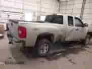 2010 Chevrolet Silverado 2500HD Work Truck z VIN 1GC5KVBG0AZ186238, wystawiony jako IAAI lot #41379847 z przebiegiem 141 388 mil mil oraz . Historia ofert i sprzedaży dostępna na DreamBid. Obrazek 4.