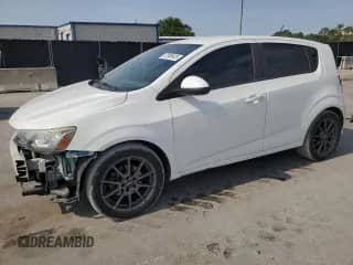 2018 Chevrolet Sonic LT z VIN 1G1JG6SH6J4106770, wystawiony jako Copart lot #57965405 z przebiegiem 141 268 mil mil oraz Szkoda całkowita • Salvage title. Historia ofert i sprzedaży dostępna na DreamBid. Obrazek 1.