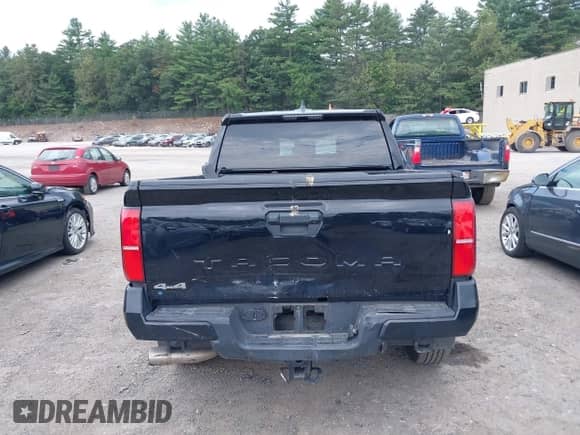 2024 Toyota Tacoma SR5 z VIN 3TYLB5JN3RT002144, wystawiony jako IAAI lot #42727494 z przebiegiem 20 489 mil mil oraz . Historia ofert i sprzedaży dostępna na DreamBid. Obrazek 15.