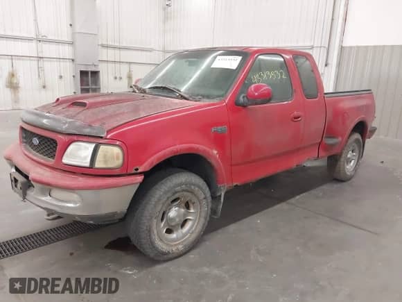 1997 Ford F-150 z VIN 1FTEX08L4VKB73578, wystawiony jako IAAI lot #43313532 z przebiegiem 231 592 mil mil oraz . Historia ofert i sprzedaży dostępna na DreamBid. Obrazek 2.