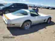 1982 Chevrolet Corvette z VIN 1G1AY8781C5121238, wystawiony jako Copart lot #47667705 z przebiegiem 34 307 mil mil oraz Czysty tytuł • Clean title. Historia ofert i sprzedaży dostępna na DreamBid. Obrazek 3.