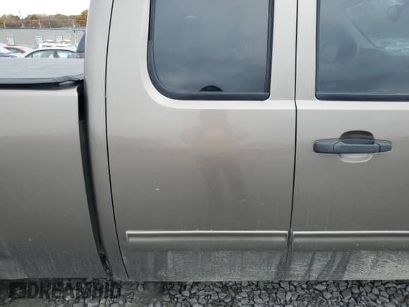 2013 Chevrolet Silverado 1500 LT z VIN 1GCRKSE74DZ311211, wystawiony jako Copart lot #82740825 z przebiegiem 258 775 mil mil oraz Czysty tytuł • Clean title. Historia ofert i sprzedaży dostępna na DreamBid. Obrazek 10.