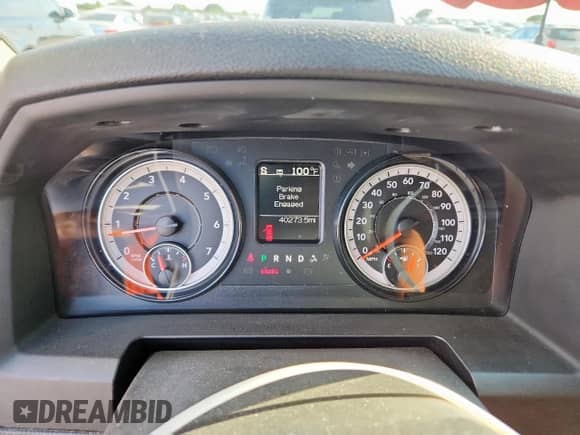 2021 Ram 1500 Tradesman z VIN 1C6RR6FG4MS563946, wystawiony jako Copart lot #81601875 z przebiegiem 40 273 mil mil oraz Czysty tytuł • Clean title. Historia ofert i sprzedaży dostępna na DreamBid. Obrazek 9.