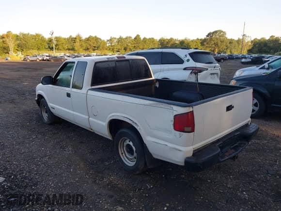 2001 Chevrolet S-10 LS with VIN 1GCCS19571K112411, listed as a IAAI auction lot 43155930 with 177,265 mi miles and . Bid and sale history available at DreamBid. Image 3.