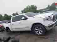 2020 Ram 1500 Limited z VIN 1C6SRFHTXLN392001, wystawiony jako IAAI lot #42508478 z przebiegiem 143 607 mil mil oraz . Historia ofert i sprzedaży dostępna na DreamBid. Obrazek 13.