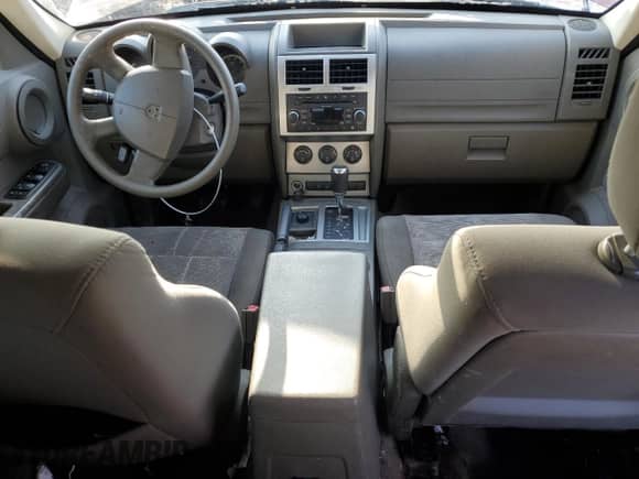 2009 Dodge Nitro SXT z VIN 1D8GU28K99W541922, wystawiony jako Copart lot #79276954 z przebiegiem 61 533 mil mil oraz Szkoda całkowita • Salvage title. Historia ofert i sprzedaży dostępna na DreamBid. Obrazek 8.