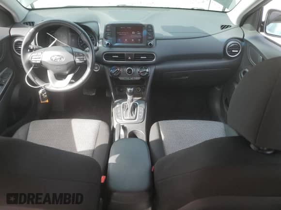 2021 Hyundai Kona SEL с VIN KM8K22AA2MU703177, выставлен на аукционе Copart как лот 81137205 с пробегом 46 422 миль миль и Списание • Salvage title. История ставок и продаж доступна на DreamBid. Изображение 8.