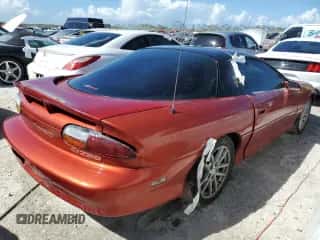 2002 Chevrolet Camaro Z28 z VIN 2G1FP22G622106815, wystawiony jako Copart lot #76340354 z przebiegiem 142 195 mil mil oraz Nie do naprawy • Non repairable. Historia ofert i sprzedaży dostępna na DreamBid. Obrazek 3.