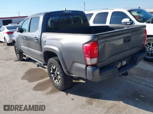 2017 Toyota Tacoma TRD Off Road z VIN 5TFAZ5CN9HX033838, wystawiony jako IAAI lot #43364641 z przebiegiem 196 091 mil mil oraz . Historia ofert i sprzedaży dostępna na DreamBid. Obrazek 3.