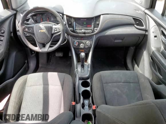 2021 Chevrolet Trax LS z VIN KL7CJNSM7MB365144, wystawiony jako Copart lot #63330795 z przebiegiem 68 230 mil mil oraz Szkoda całkowita • Salvage title. Historia ofert i sprzedaży dostępna na DreamBid. Obrazek 8.