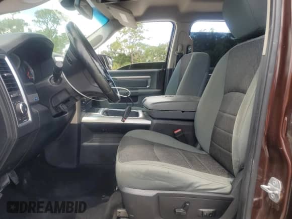 2015 Ram 1500 Big Horn z VIN 1C6RR7LT6FS745206, wystawiony jako Copart lot #65537485 z przebiegiem 108 464 mil mil oraz Szkoda całkowita • Salvage title. Historia ofert i sprzedaży dostępna na DreamBid. Obrazek 7.