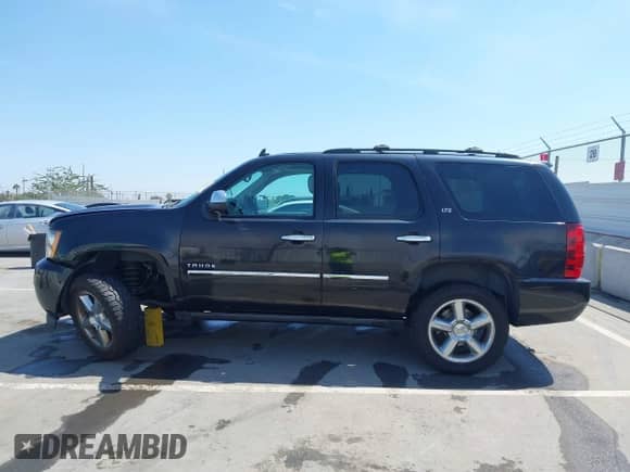 2013 Chevrolet Tahoe LTZ z VIN 1GNSKCE03DR110465, wystawiony jako IAAI lot #42886751 z przebiegiem 190 183 mil mil oraz . Historia ofert i sprzedaży dostępna na DreamBid. Obrazek 14.