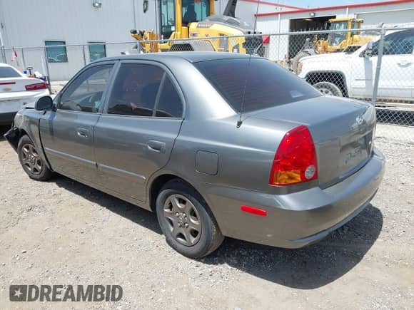 2005 Hyundai Accent GLS z VIN KMHCG45C55U608336, wystawiony jako IAAI lot #42743218 z przebiegiem 221 254 mil mil oraz . Historia ofert i sprzedaży dostępna na DreamBid. Obrazek 3.