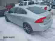 2018 Volvo S60 Inscription z VIN LYV402TK7JB173545, wystawiony jako IAAI lot #41602883 z przebiegiem 50 294 mil mil oraz . Historia ofert i sprzedaży dostępna na DreamBid. Obrazek 3.