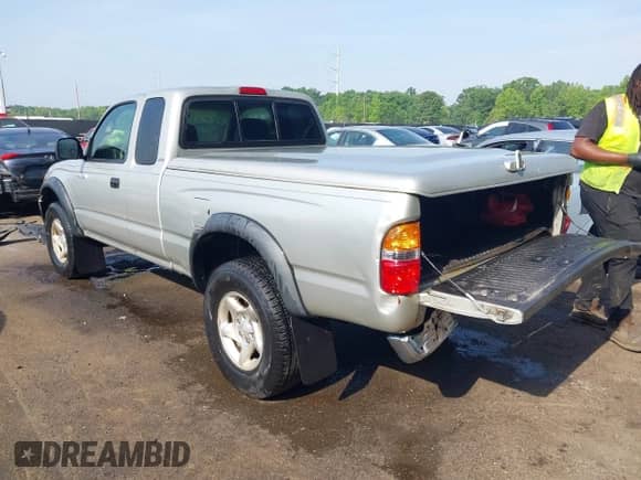 2004 Toyota Tacoma PreRunner z VIN 5TESM92N24Z444724, wystawiony jako IAAI lot #42274118 z przebiegiem 111 256 mil mil oraz . Historia ofert i sprzedaży dostępna na DreamBid. Obrazek 3.