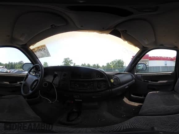 1998 Dodge 1500 z VIN 1B7HF16Y3WS755905, wystawiony jako IAAI lot #42492353 z przebiegiem 142 102 mil mil oraz . Historia ofert i sprzedaży dostępna na DreamBid. Obrazek 20.