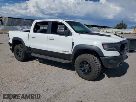 2022 Ram 1500 TRX z VIN 1C6SRFU99NN102201, wystawiony jako Copart lot #69654795 z przebiegiem Nie podano mil oraz Czysty tytuł • Clean title. Historia ofert i sprzedaży dostępna na DreamBid. Obrazek 4.