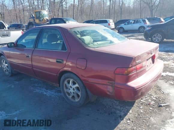 1997 Toyota Camry LE z VIN 4T1BF22K5VU036392, wystawiony jako IAAI lot #41417873 z przebiegiem 238 601 mil mil oraz . Historia ofert i sprzedaży dostępna na DreamBid. Obrazek 3.