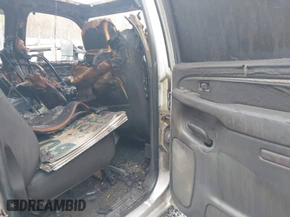 2006 Chevrolet Silverado 2500HD LT3 z VIN 1GCHK23D26F176691, wystawiony jako IAAI lot #42067011 z przebiegiem Nie podano mil oraz . Historia ofert i sprzedaży dostępna na DreamBid. Obrazek 8.