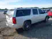 2010 Chevrolet Suburban LTZ z VIN 1GNUCKE00AR176516, wystawiony jako IAAI lot #42326903 z przebiegiem 189 777 mil mil oraz . Historia ofert i sprzedaży dostępna na DreamBid. Obrazek 4.