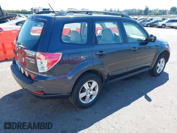 2013 Subaru Forester X z VIN JF2SHABC7DH434939, wystawiony jako IAAI lot #42971297 z przebiegiem 169 004 mil mil oraz . Historia ofert i sprzedaży dostępna na DreamBid. Obrazek 4.