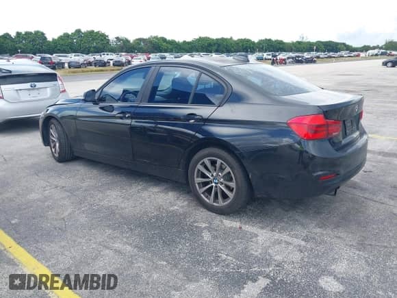 2016 BMW 3 Series 320i z VIN WBA8E1G53GNT35565, wystawiony jako IAAI lot #43063294 z przebiegiem 108 401 mil mil oraz . Historia ofert i sprzedaży dostępna na DreamBid. Obrazek 3.