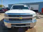 2015 Chevrolet Silverado 2500HD Work Truck z VIN 1GC1KUE81FF569806, wystawiony jako IAAI lot #42896050 z przebiegiem 160 673 mil mil oraz . Historia ofert i sprzedaży dostępna na DreamBid. Obrazek 13.