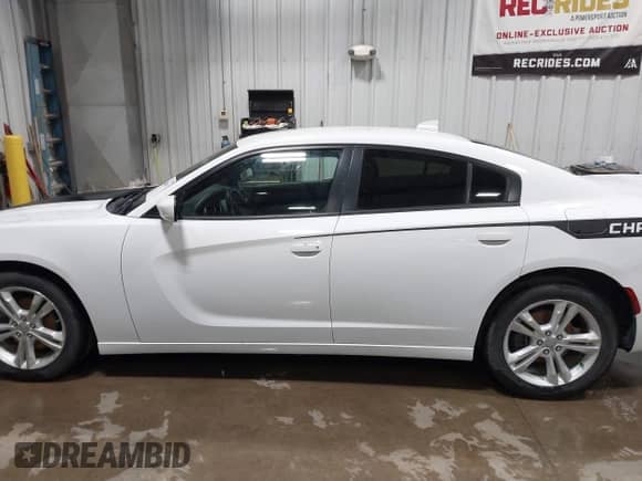 2015 Dodge Charger SXT z VIN 2C3CDXJG0FH837328, wystawiony jako IAAI lot #43000075 z przebiegiem 121 093 mil mil oraz . Historia ofert i sprzedaży dostępna na DreamBid. Obrazek 14.