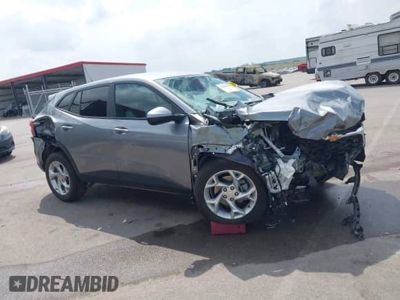 2025 Chevrolet Trax LS z VIN KL77LFEP1SC226836, wystawiony jako IAAI lot #42999006 z przebiegiem 8 611 mil mil oraz . Historia ofert i sprzedaży dostępna na DreamBid. Obrazek 14.