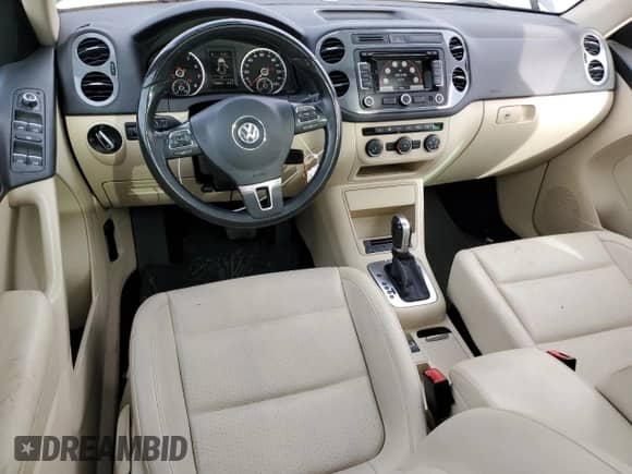 2013 Volkswagen Tiguan SE z VIN WVGAV3AX8DW059220, wystawiony jako Copart lot #49921455 z przebiegiem 138 666 mil mil oraz Szkoda całkowita • Salvage title. Historia ofert i sprzedaży dostępna na DreamBid. Obrazek 8.