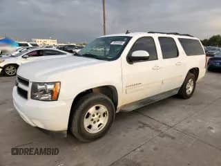 2010 Chevrolet Suburban LT z VIN 1GNUCJE0XAR281350, wystawiony jako Copart lot #68545495 z przebiegiem 240 834 mil mil oraz Czysty tytuł • Clean title. Historia ofert i sprzedaży dostępna na DreamBid. Obrazek 1.