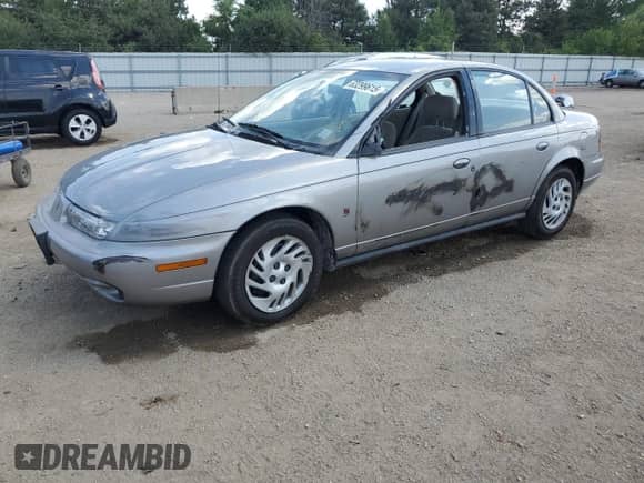1999 Saturn SL z VIN 1G8ZK5277XZ306928, wystawiony jako Copart lot #63299615 z przebiegiem 42 474 mil mil oraz Szkoda całkowita • Salvage title. Historia ofert i sprzedaży dostępna na DreamBid. Obrazek 1.