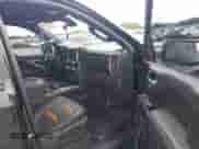 2021 GMC Sierra 1500 AT4 z VIN 3GTP9EEL5MG187421, wystawiony jako IAAI lot #42707618 z przebiegiem 60 936 mil mil oraz . Historia ofert i sprzedaży dostępna na DreamBid. Obrazek 5.