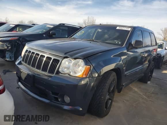 2008 Jeep Grand Cherokee SRT-8 z VIN 1J8HR78348C174334, wystawiony jako Copart lot #86631744 z przebiegiem Nie podano mil oraz Szkoda całkowita • Salvage title. Historia ofert i sprzedaży dostępna na DreamBid. Obrazek 1.