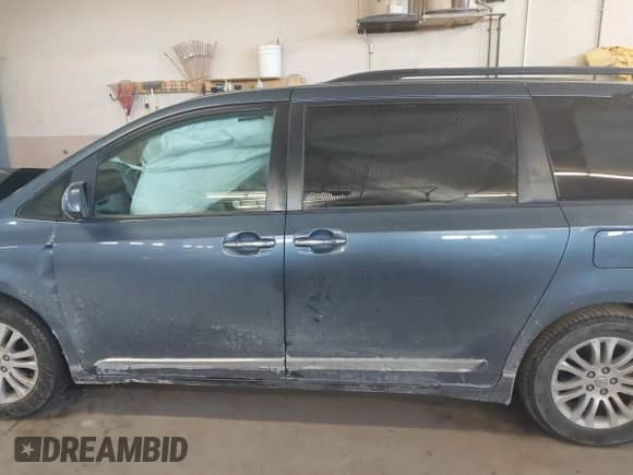 2017 Toyota Sienna XLE Auto Access Seat z VIN 5TDYZ3DC3HS885429, wystawiony jako IAAI lot #41454153 z przebiegiem 131 250 mil mil oraz . Historia ofert i sprzedaży dostępna na DreamBid. Obrazek 15.