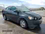2015 Chevrolet Sonic LT z VIN 1G1JC5SB6F4126932, wystawiony jako Copart lot #80633475 z przebiegiem 64 738 mil mil oraz Czysty tytuł • Clean title. Historia ofert i sprzedaży dostępna na DreamBid. Obrazek 4.