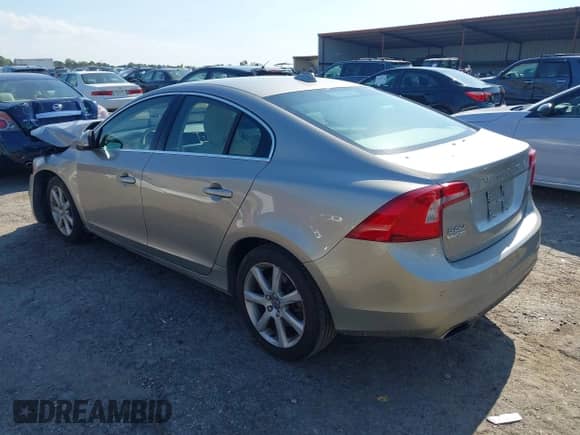 2016 Volvo S60 T5 Drive-E Premier z VIN YV126MFK3G2392066, wystawiony jako IAAI lot #42210232 z przebiegiem 80 097 mil mil oraz . Historia ofert i sprzedaży dostępna na DreamBid. Obrazek 3.
