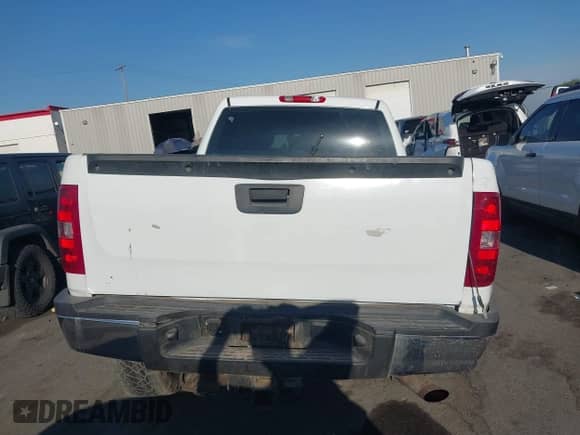 2014 Chevrolet Silverado 2500HD Work Truck z VIN 1GC1KVCG6EF144919, wystawiony jako IAAI lot #42968279 z przebiegiem 145 810 mil mil oraz . Historia ofert i sprzedaży dostępna na DreamBid. Obrazek 17.